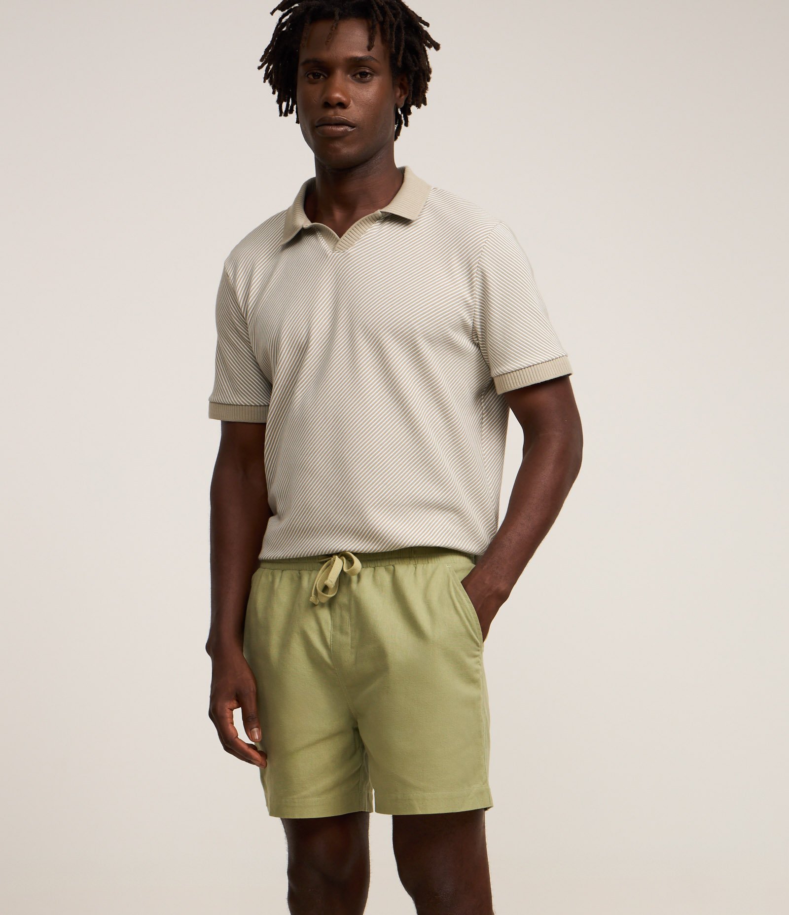 Bermuda em Algodão com Linho e Cós Elástico Verde Oliva 3