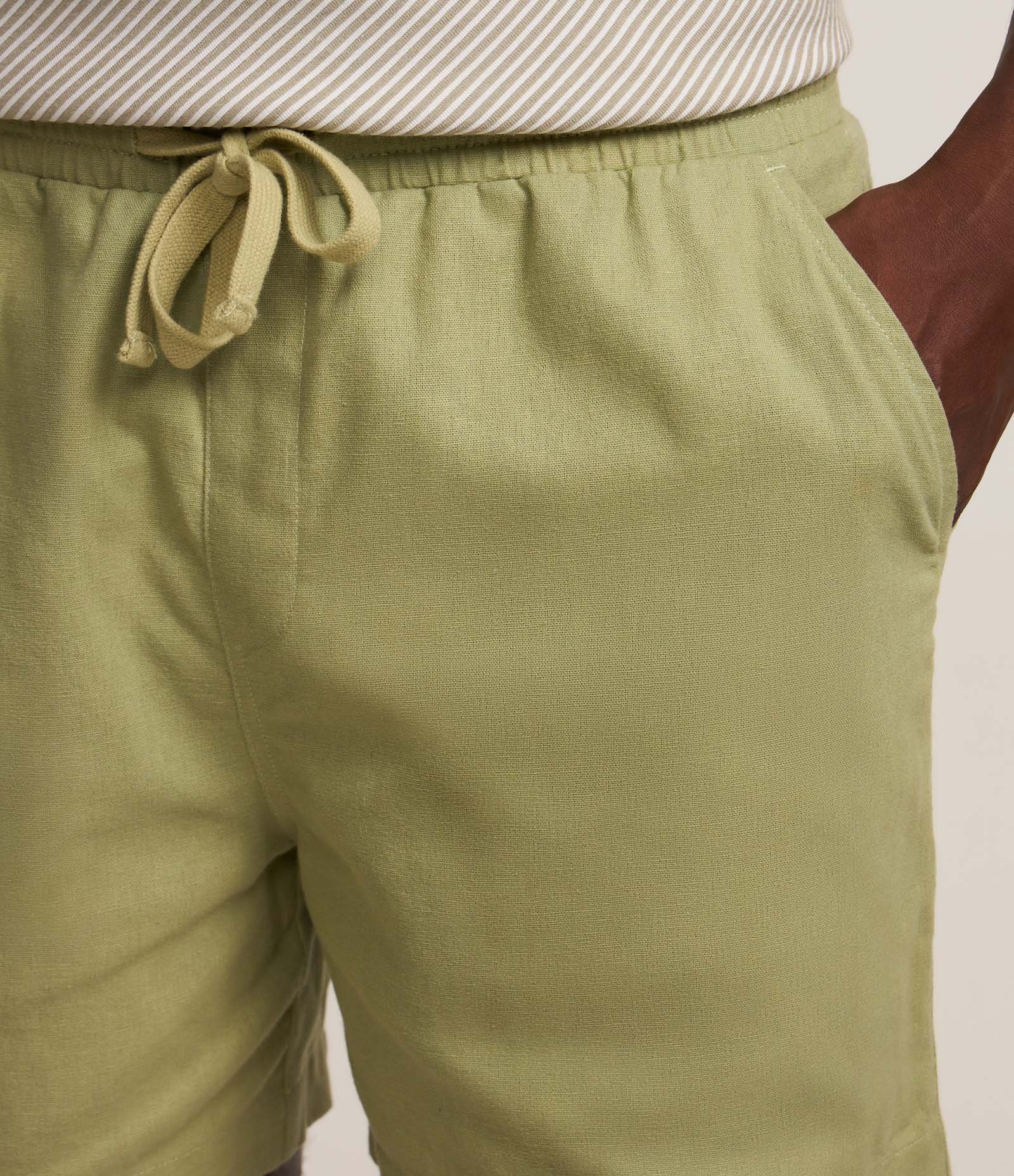 Bermuda em Algodão com Linho e Cós Elástico Verde Oliva 4