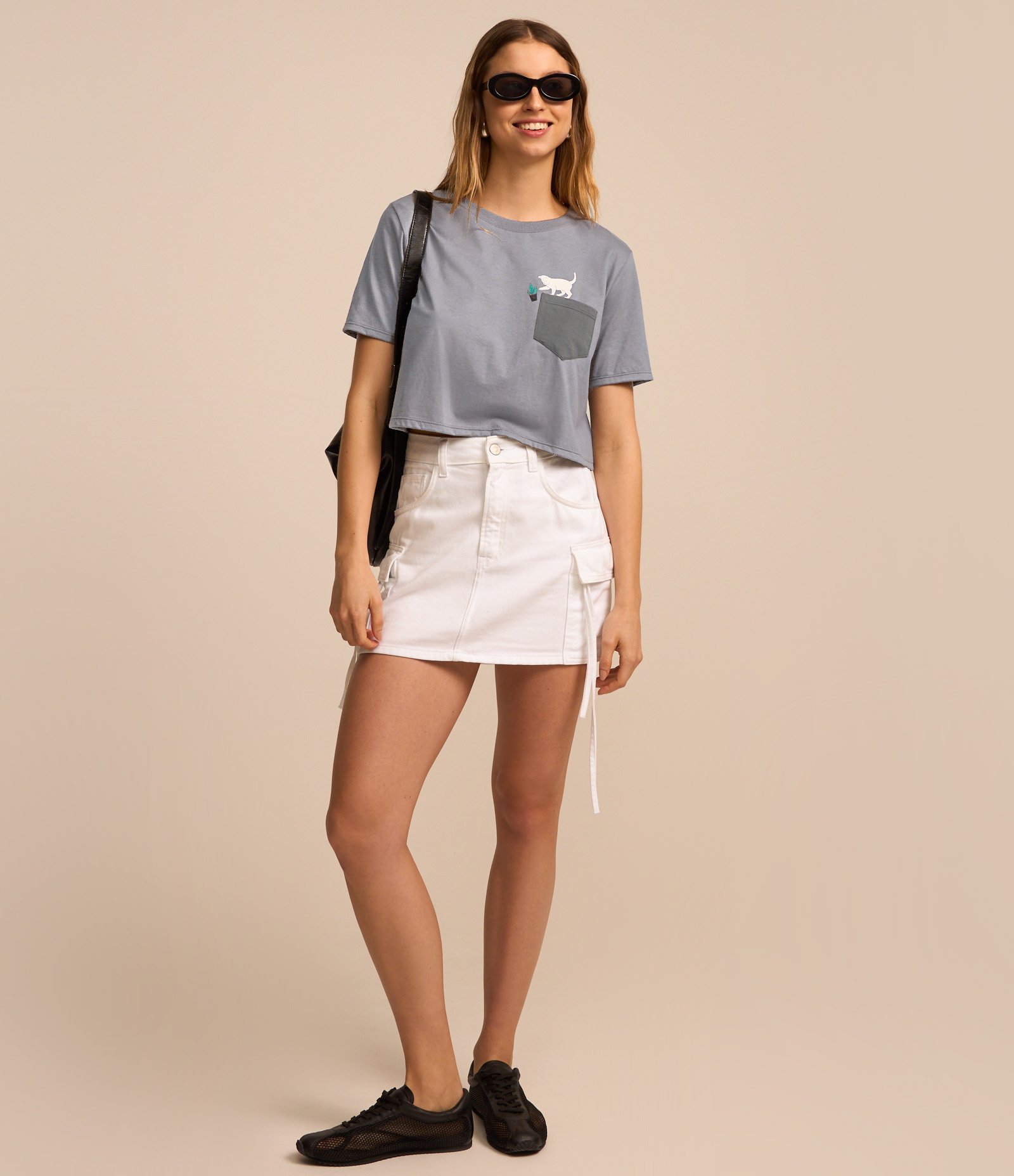 Camiseta Boxy em Algodão com Bolsinho Contrastante e Gatinho Cinza 2
