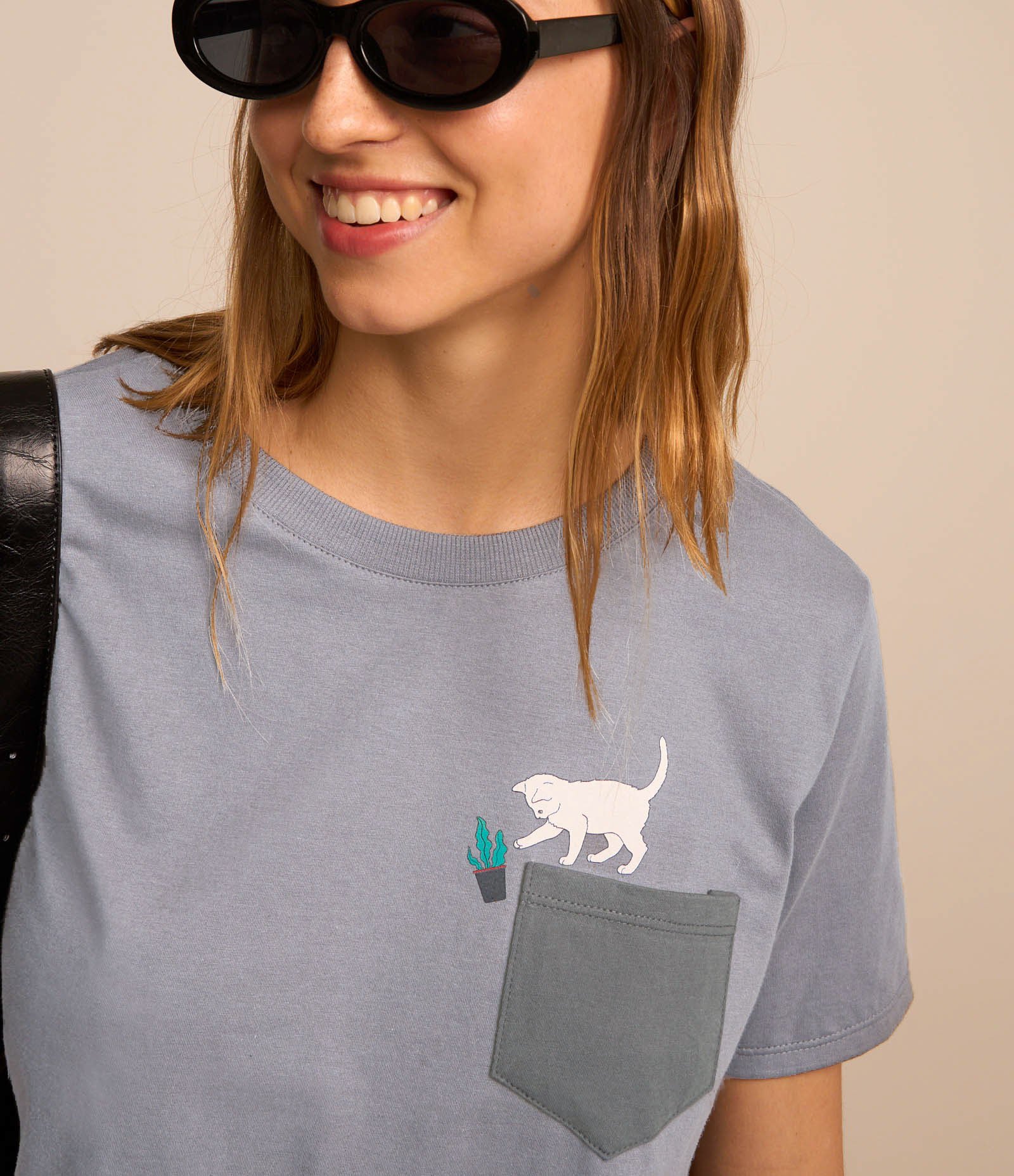 Camiseta Boxy em Algodão com Bolsinho Contrastante e Gatinho Cinza 3