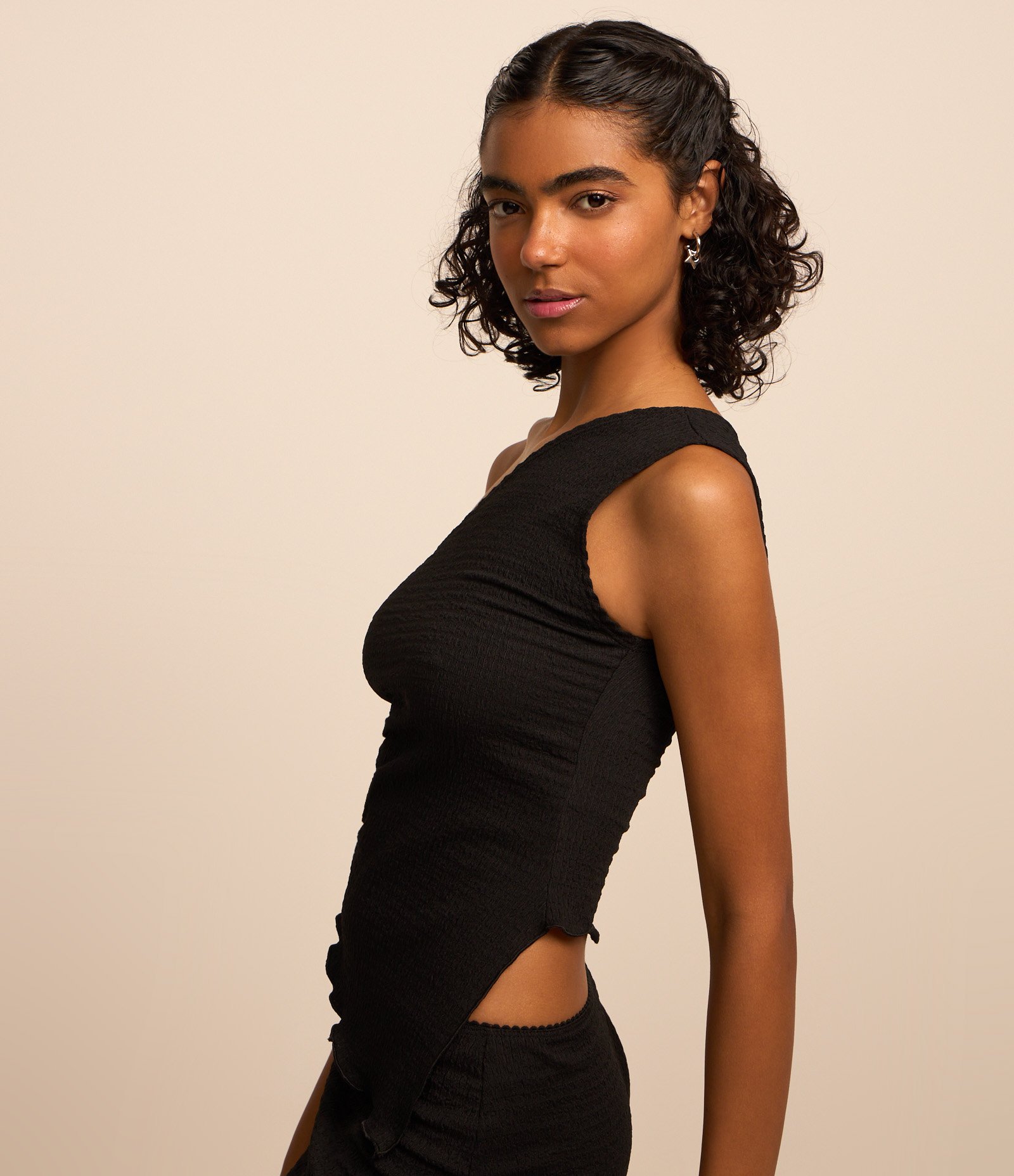 Blusa Texturizada com Um Ombro Só e Barra Assimétrica Preto 1