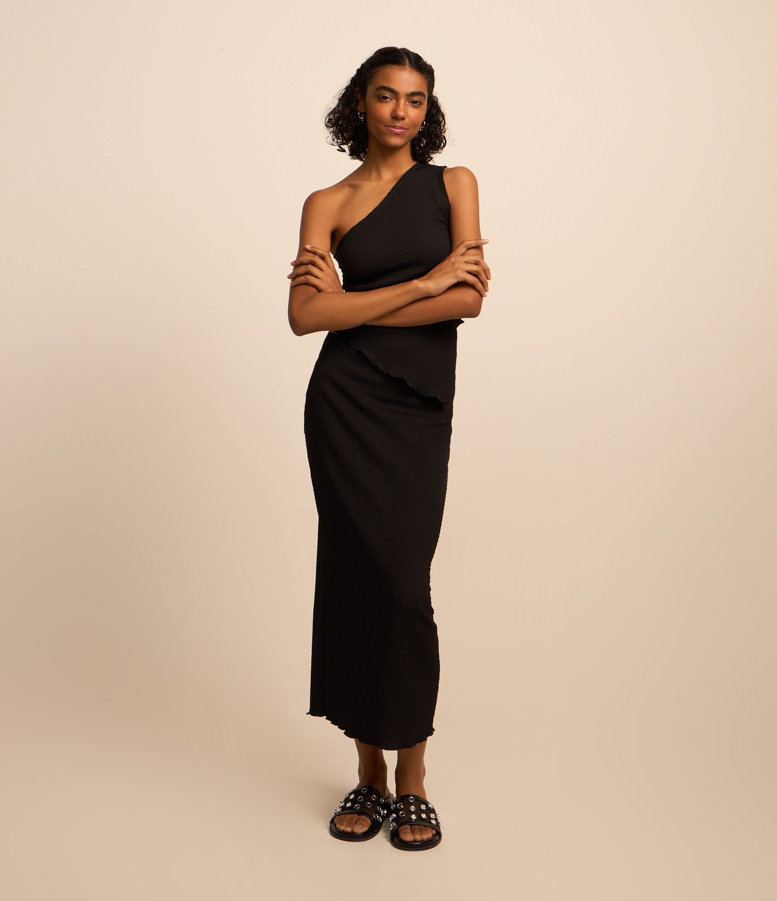 Blusa Texturizada com Um Ombro Só e Barra Assimétrica Preto 2