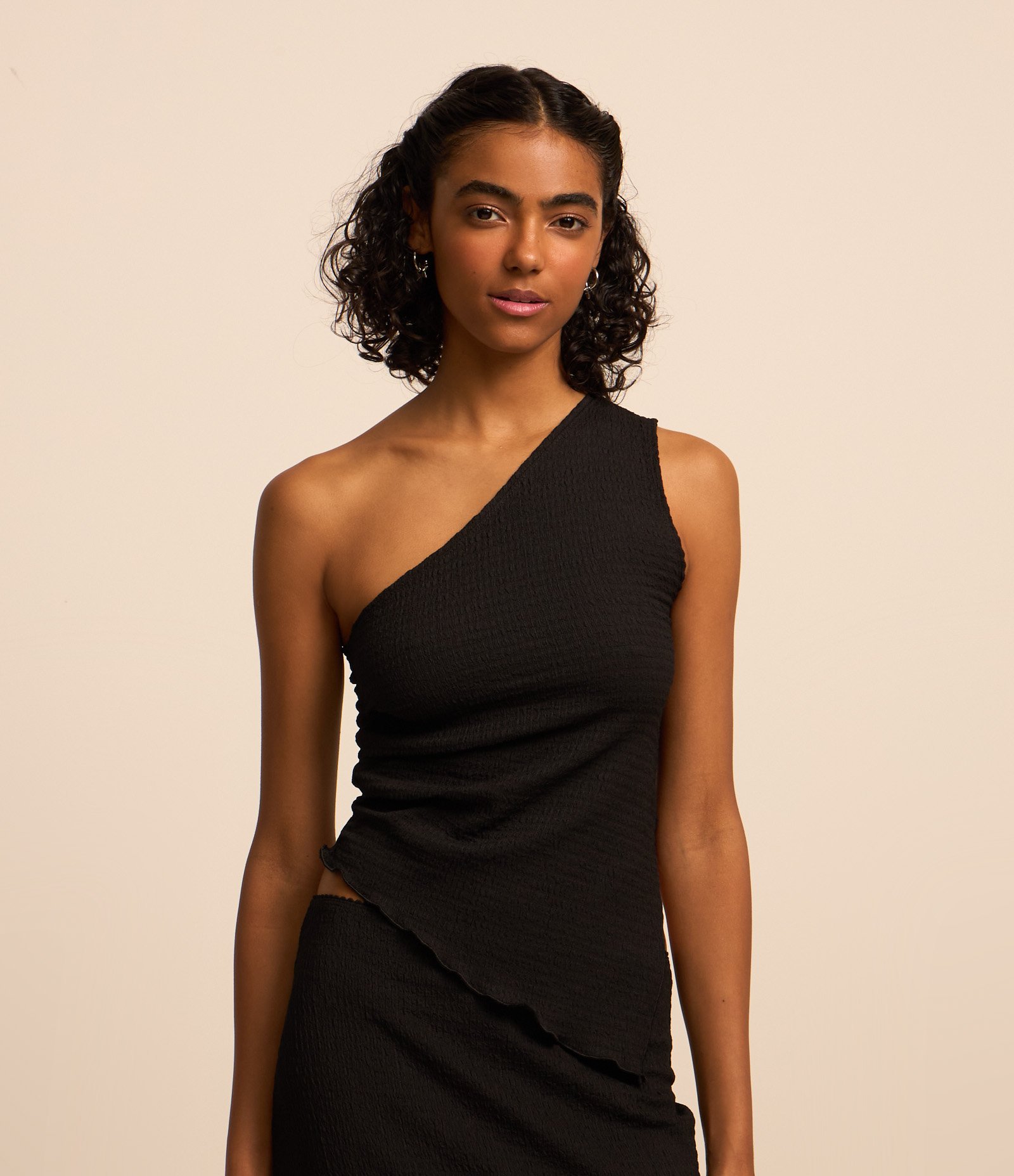 Blusa Texturizada com Um Ombro Só e Barra Assimétrica Preto 3