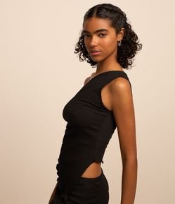 Blusa Texturizada com Um Ombro Só e Barra Assimétrica