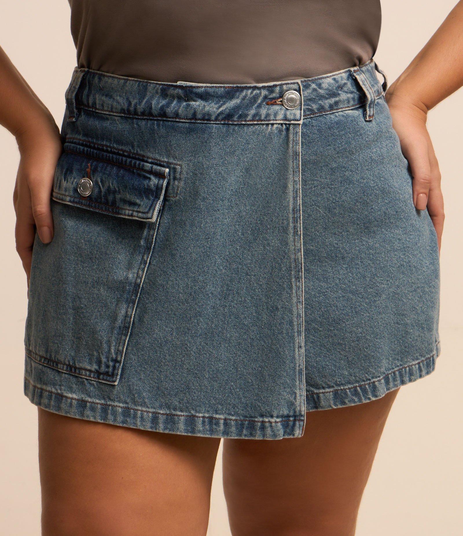 Short Saia Jeans com Bolso na Lateral Curve & Plus Size Azul 2