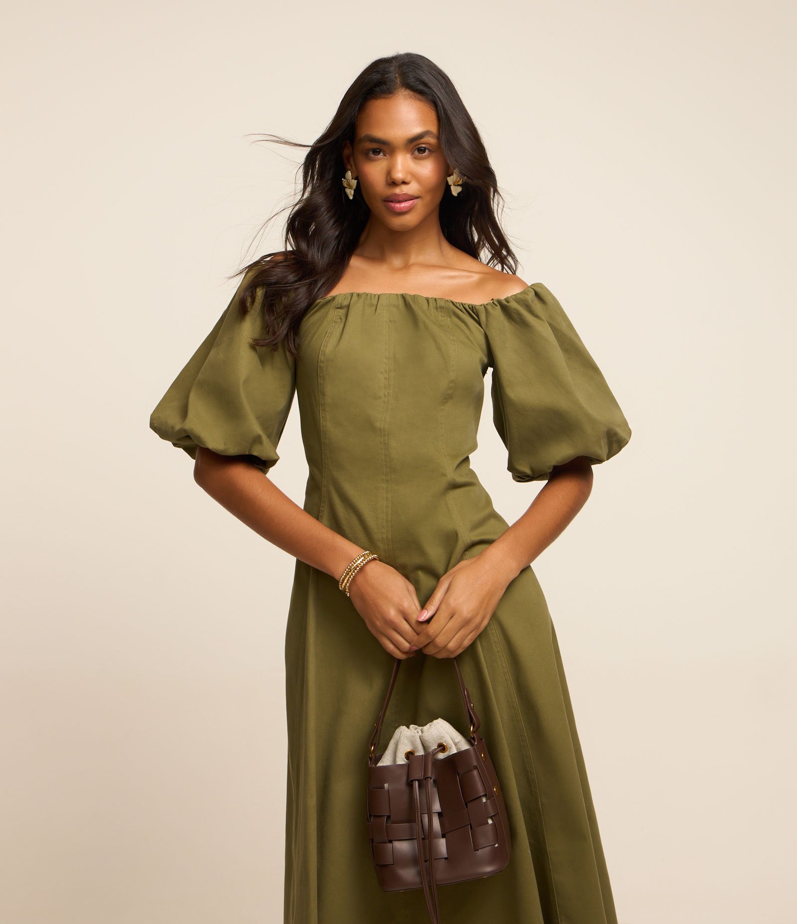 Vestido Midi em Sarja com Manga Balonê e Decote Ombro a Ombro Verde 4