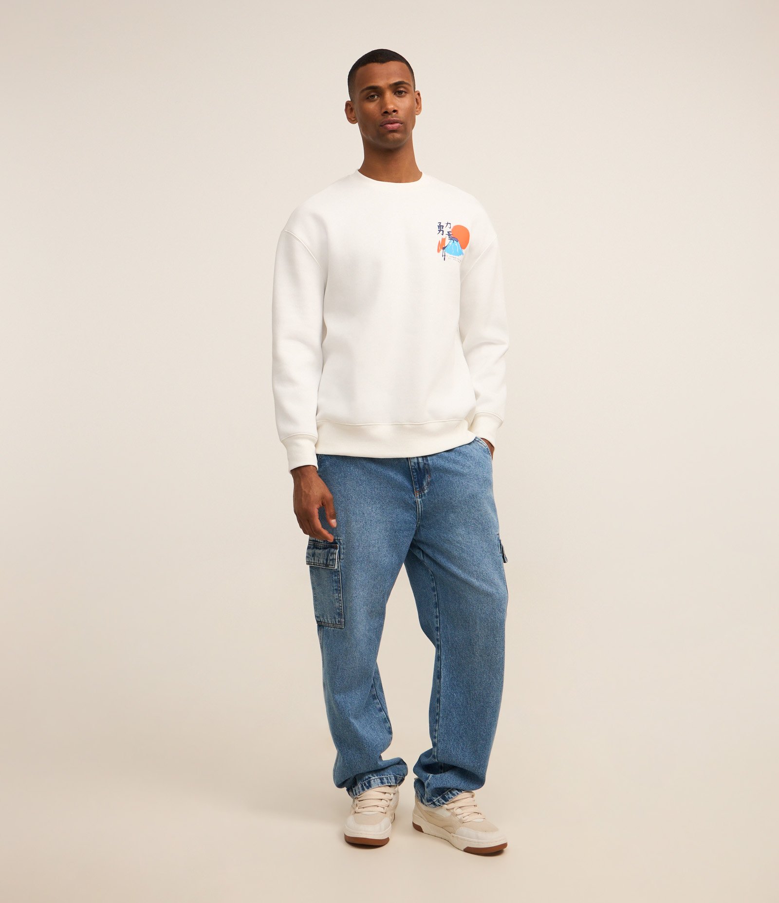 Blusão em Moletom com Estampa Lettering Oriental e Paisagem Branco 2