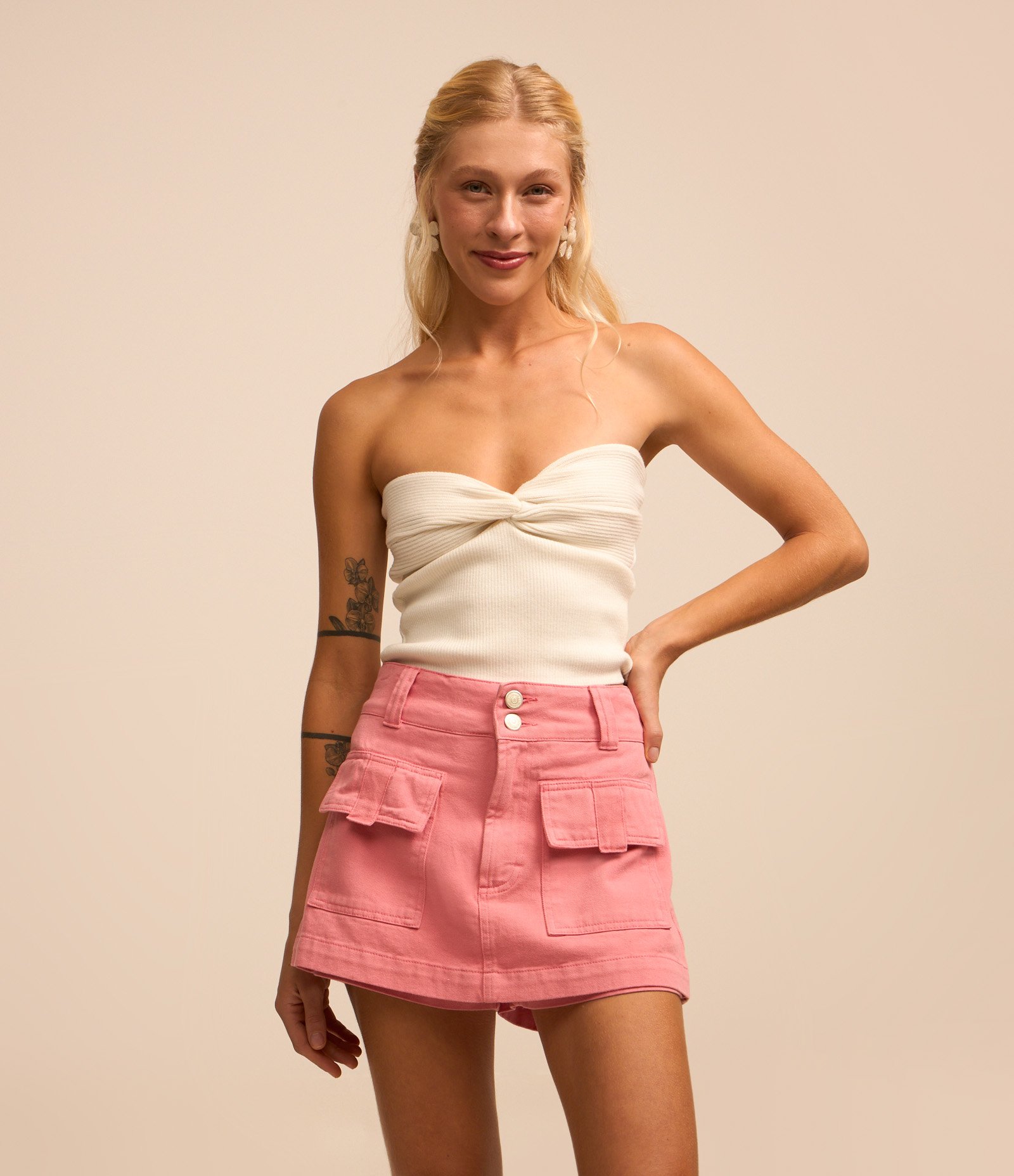 Short Saia em Sarja com Botões Duplos e Bolsos Cargo Rosa 1