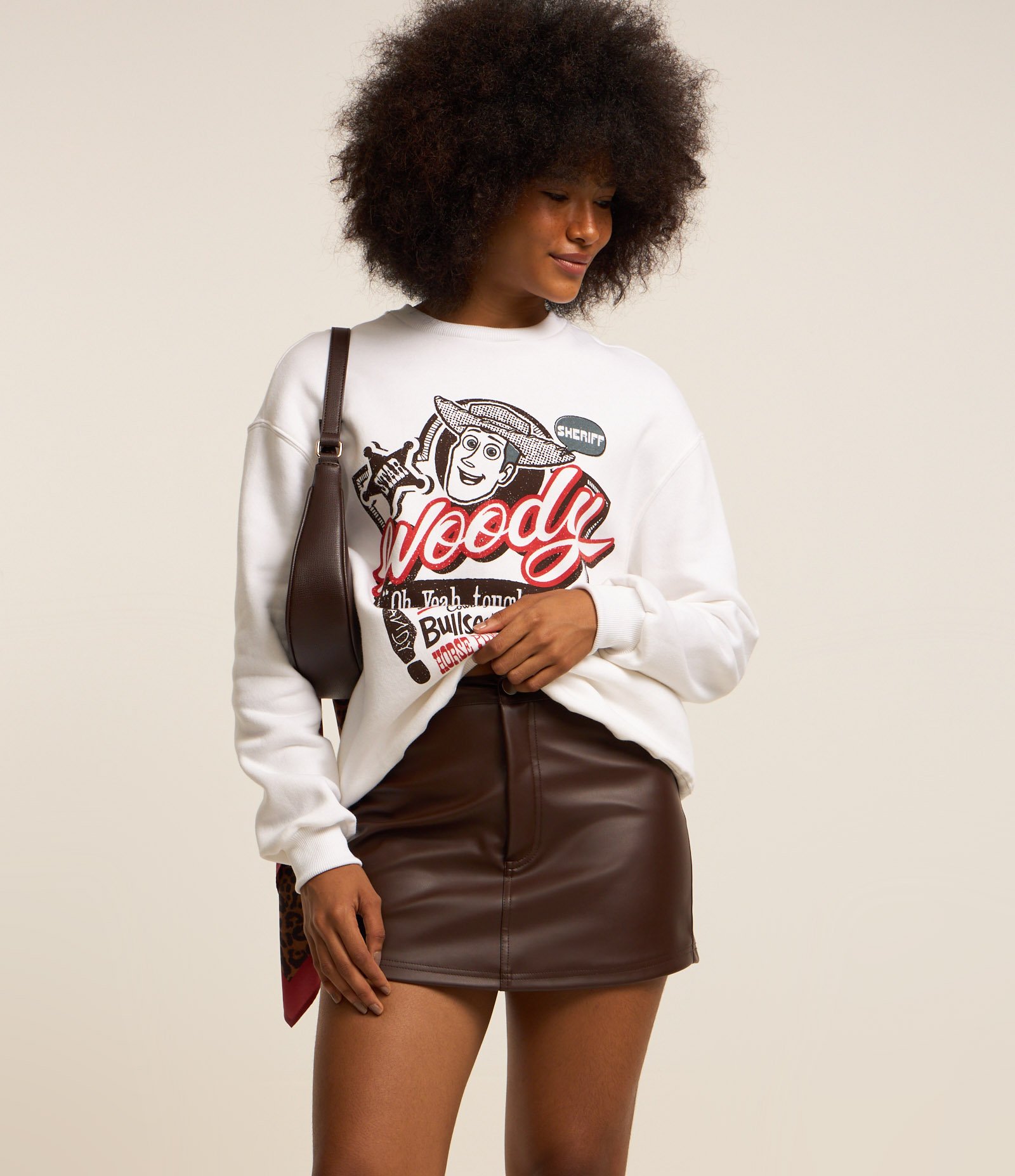 Short Saia em Material Sintético com Bolsos Marrom 2