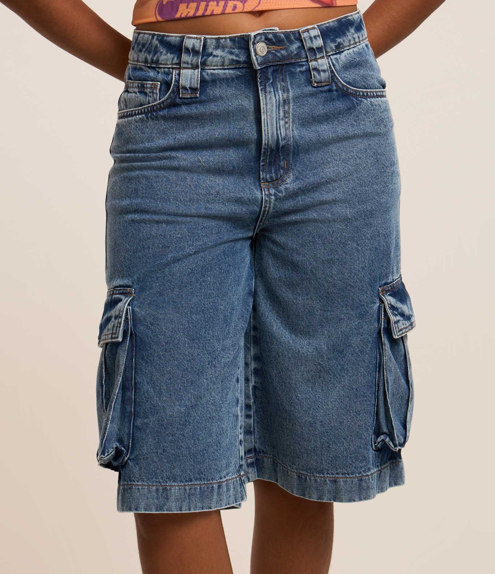 Bermuda Jorts em Jeans com Bolso Cargo Azul 3