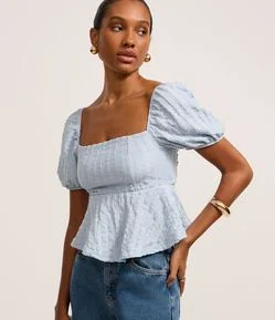 Blusa Texturizada com Manga Bufante e Amarração nas Costas