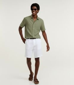 Camisa Comfort Básica em Linho com Bolso Frontal