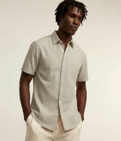 Camisa Comfort Básica em Linho com Bolso Frontal