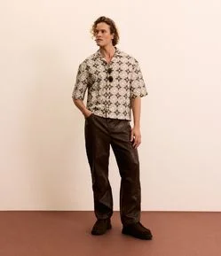 Calça em Material Sintético com Recortes