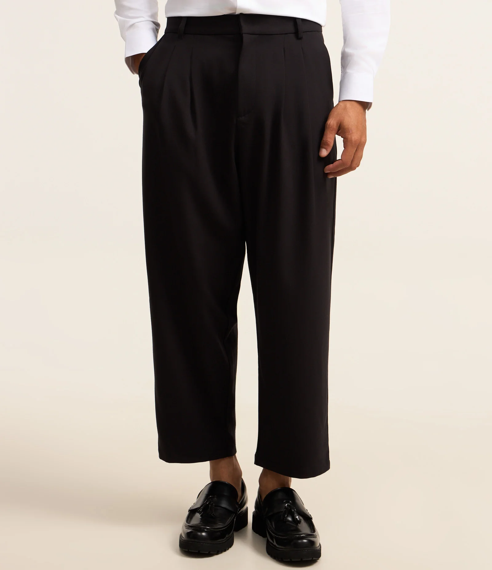 Calça em Alfaiataria com Bolso Faca Preto 2