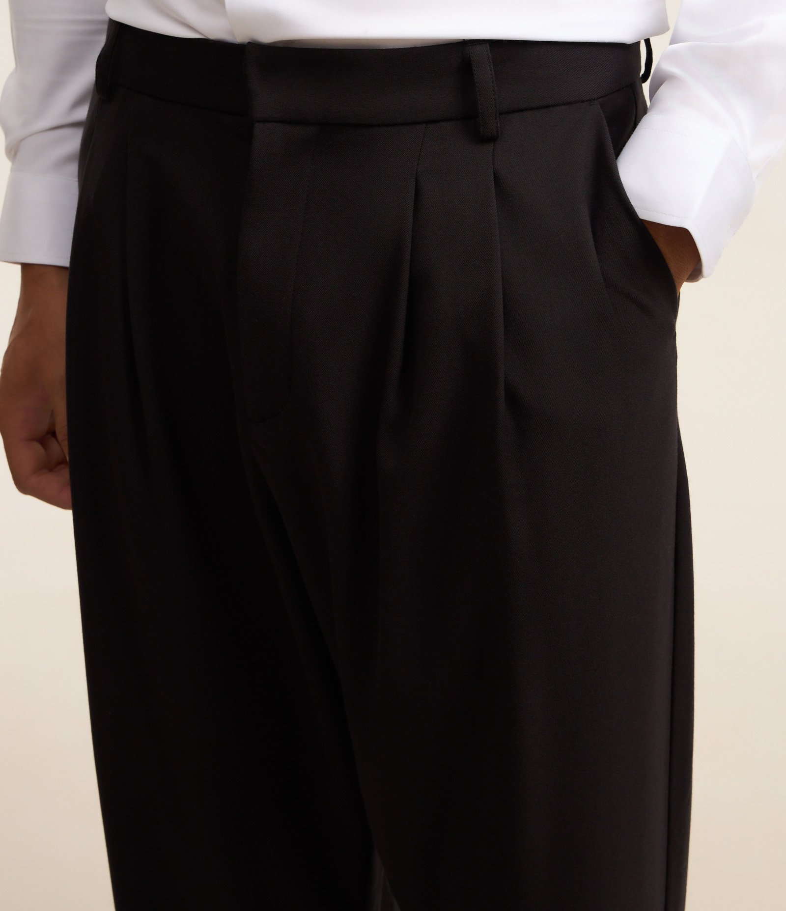 Calça em Alfaiataria com Bolso Faca Preto 3