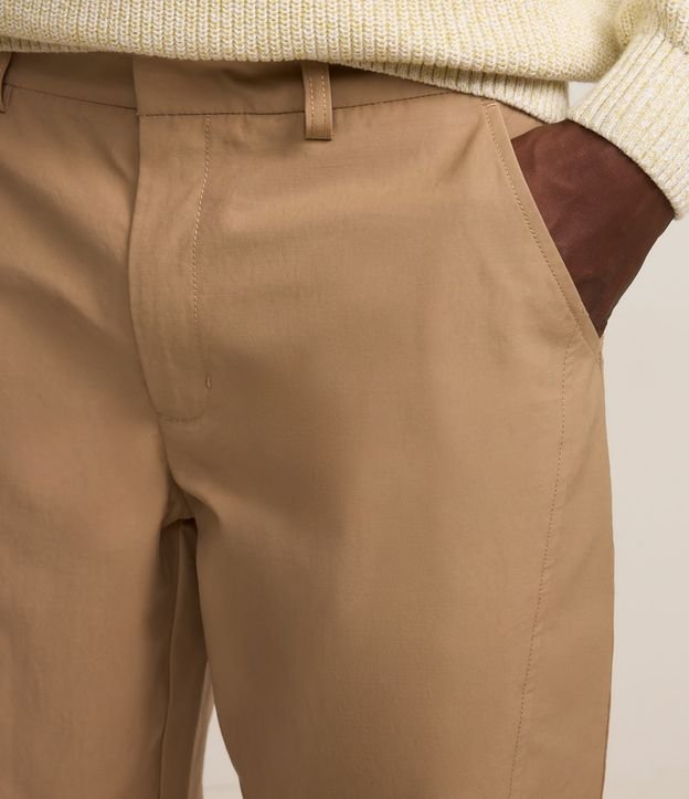 Calça em Sarja com Detalhe em Recortes e Bolsos