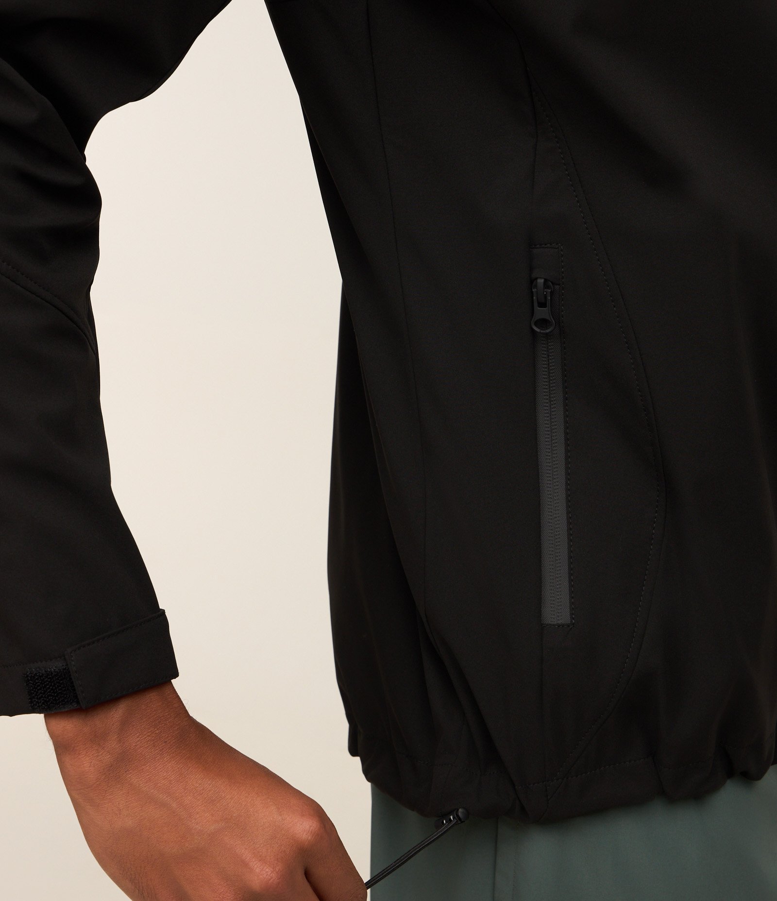 Jaqueta Esportiva Resistente a Água e com Capuz 4