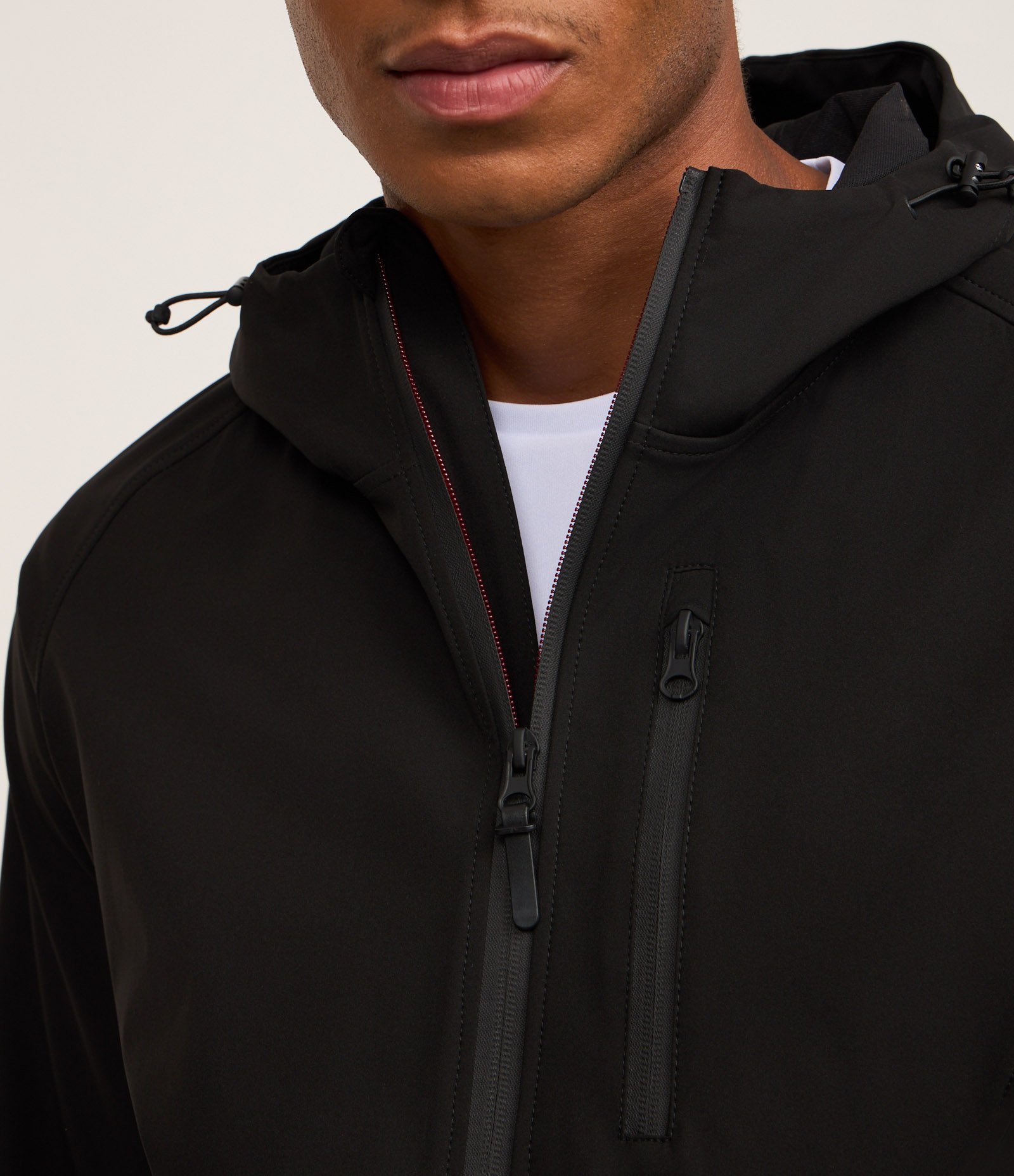 Jaqueta Esportiva Resistente a Água e com Capuz 5