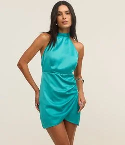 Vestido Curto em Cetim com Decote Halter e Sobreposição
