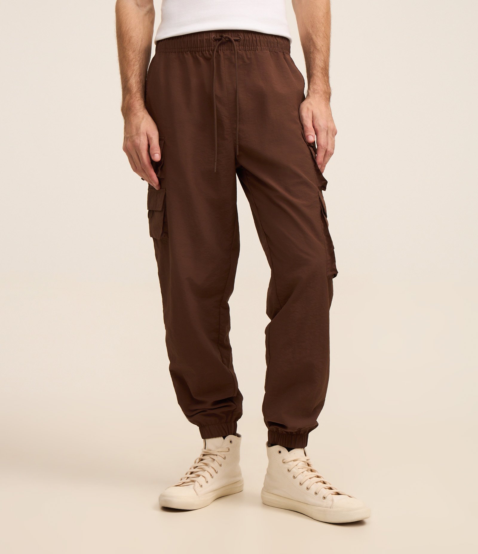 Calça Jogger em Poliamida com Bolsos Laterais Marrom 2