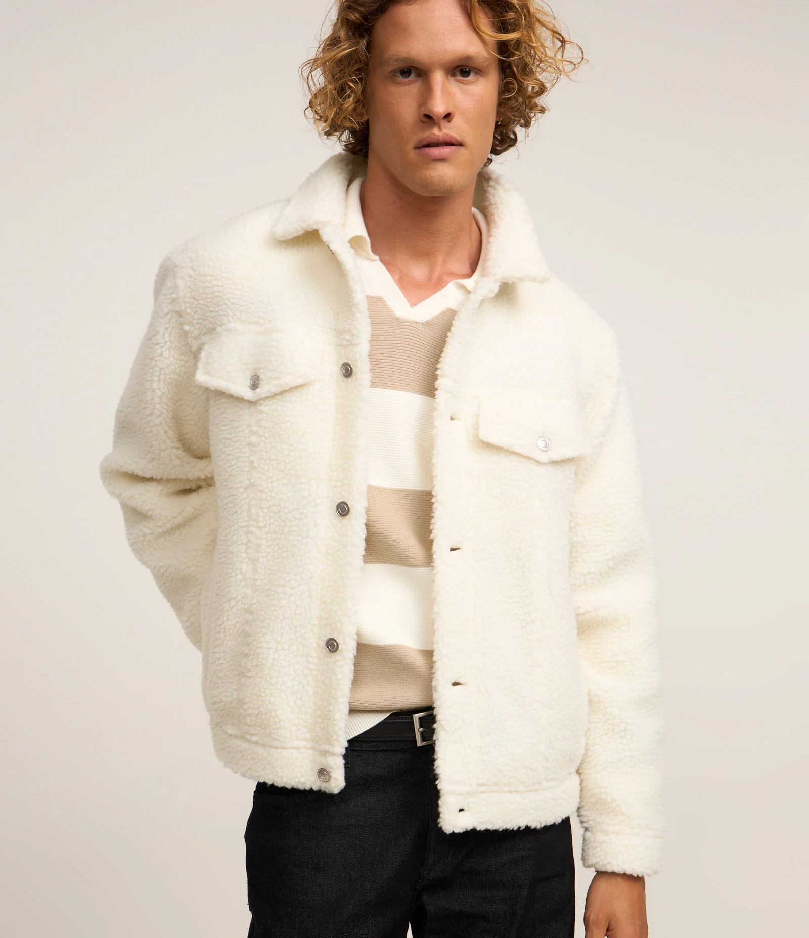 Jaqueta Trucker em Sherpa com Gola Lapela Branco 1