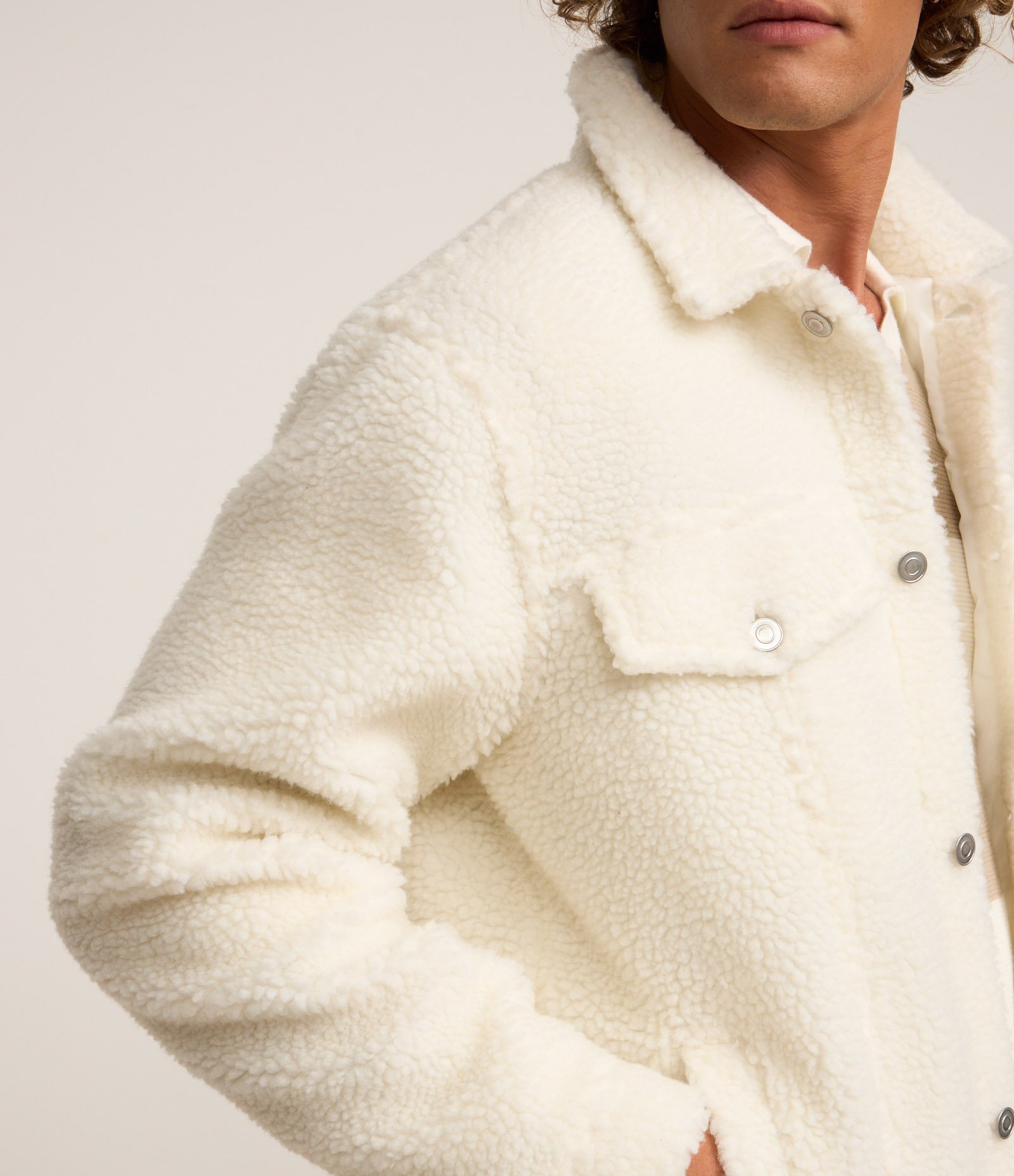 Jaqueta Trucker em Sherpa com Gola Lapela Branco 3