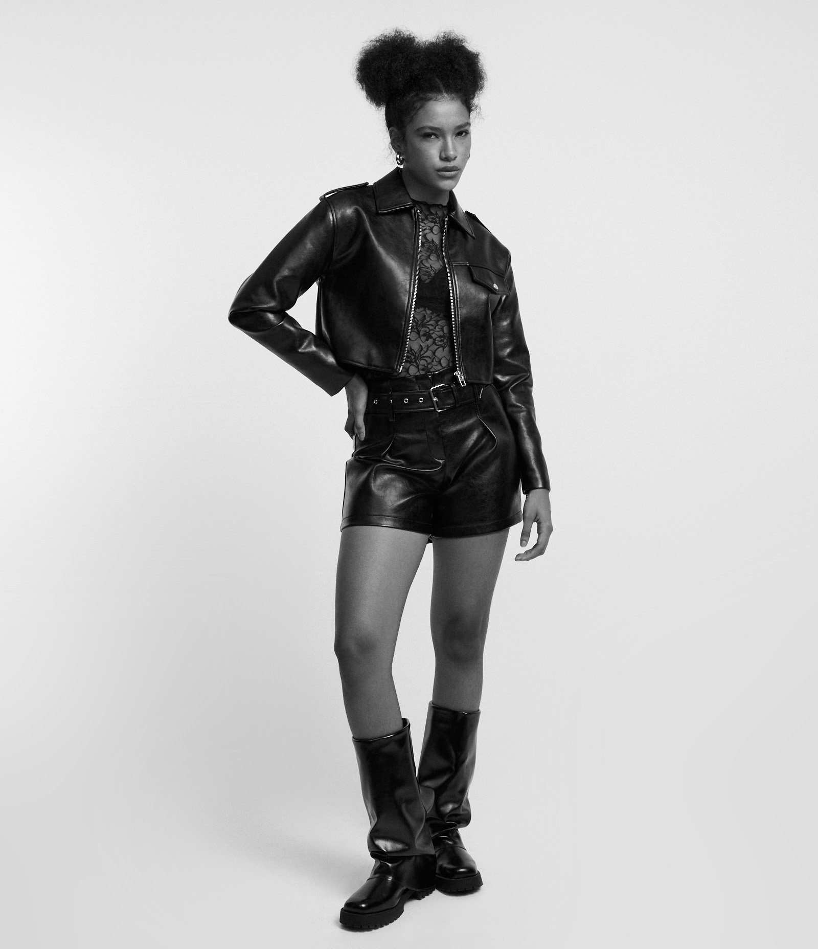 Short em Material Sintético com Cinto e Fivela em Metal Preto 5