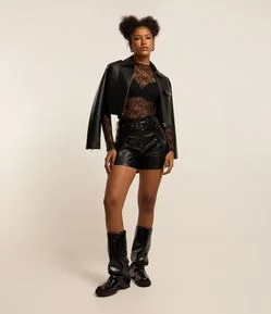 Short em Material Sintético com Cinto e Fivela em Metal