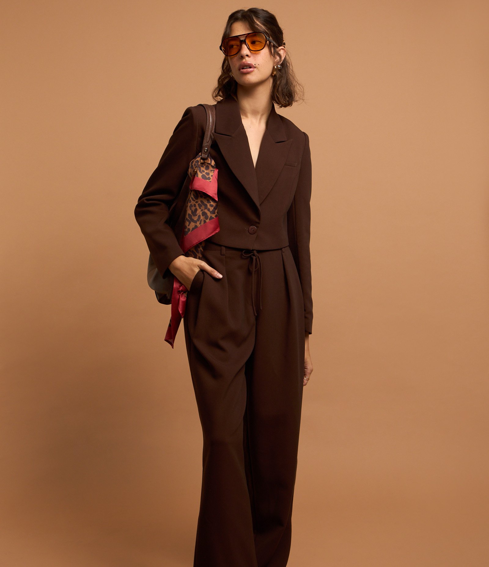 Calça Wide Leg em Alfaiataria e Amarração no Cós Marrom 5