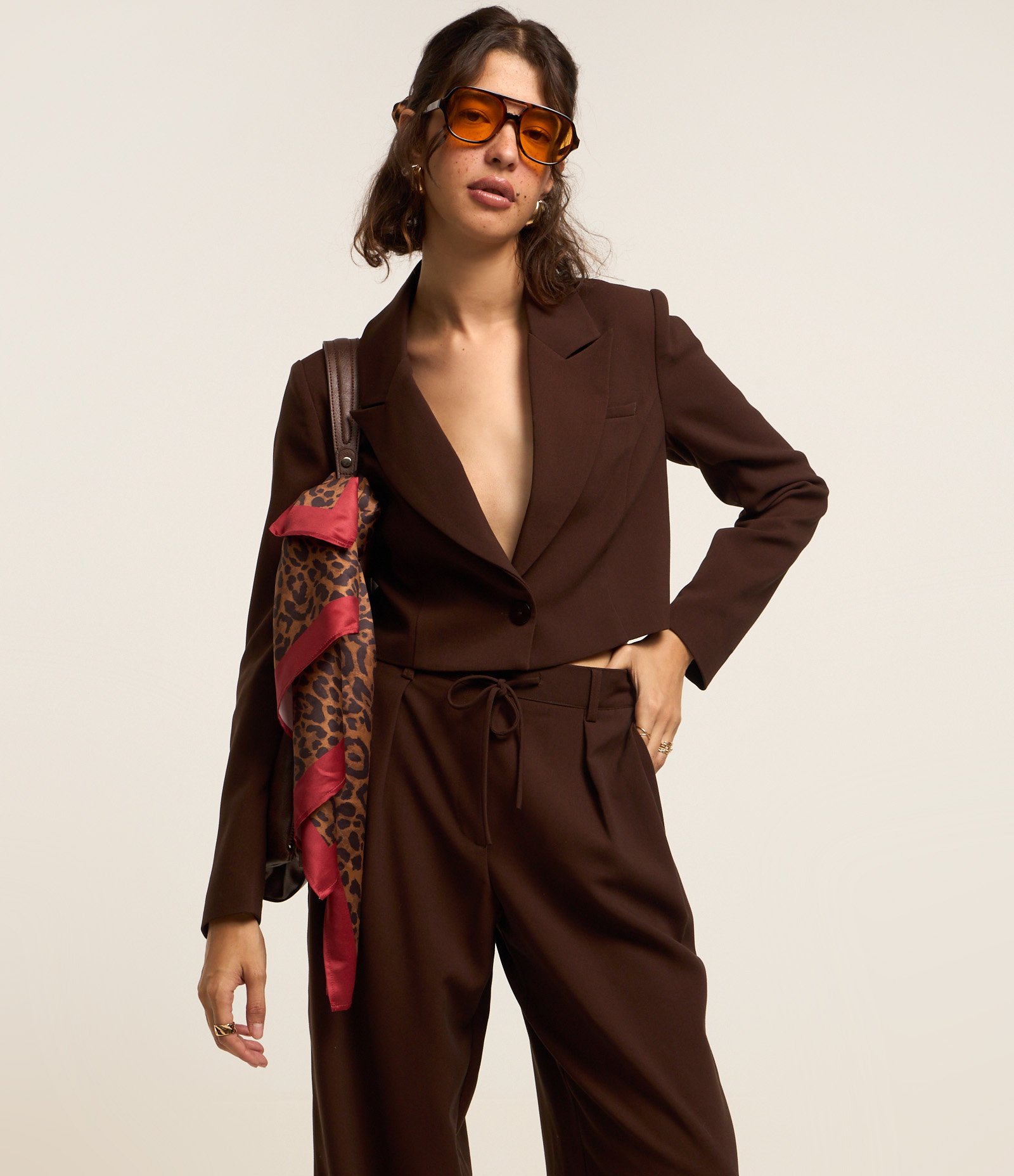 Calça Wide Leg em Alfaiataria e Amarração no Cós Marrom 2