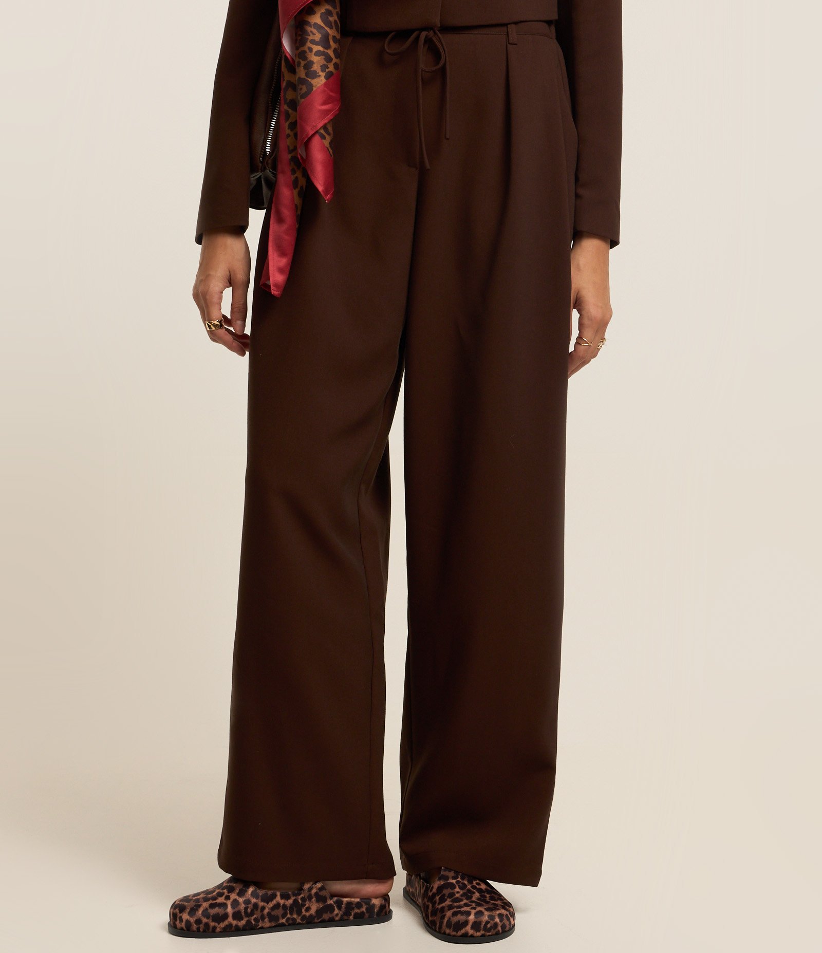 Calça Wide Leg em Alfaiataria e Amarração no Cós Marrom 3