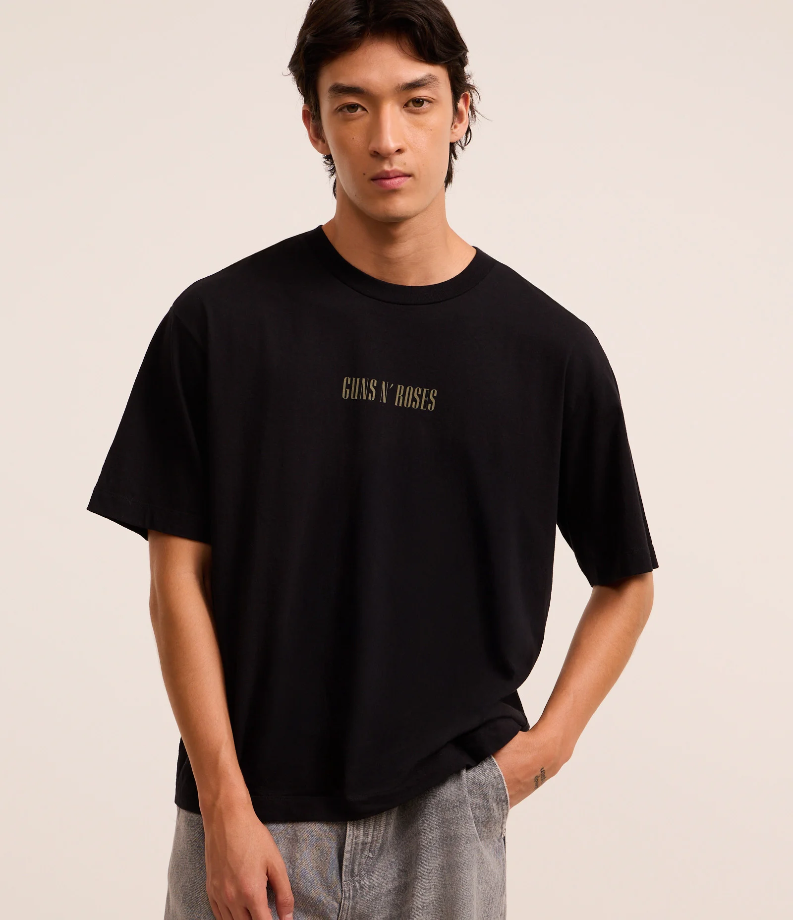 Camiseta Boxy em Algodão com Estampa Guns and Roses Preto 1