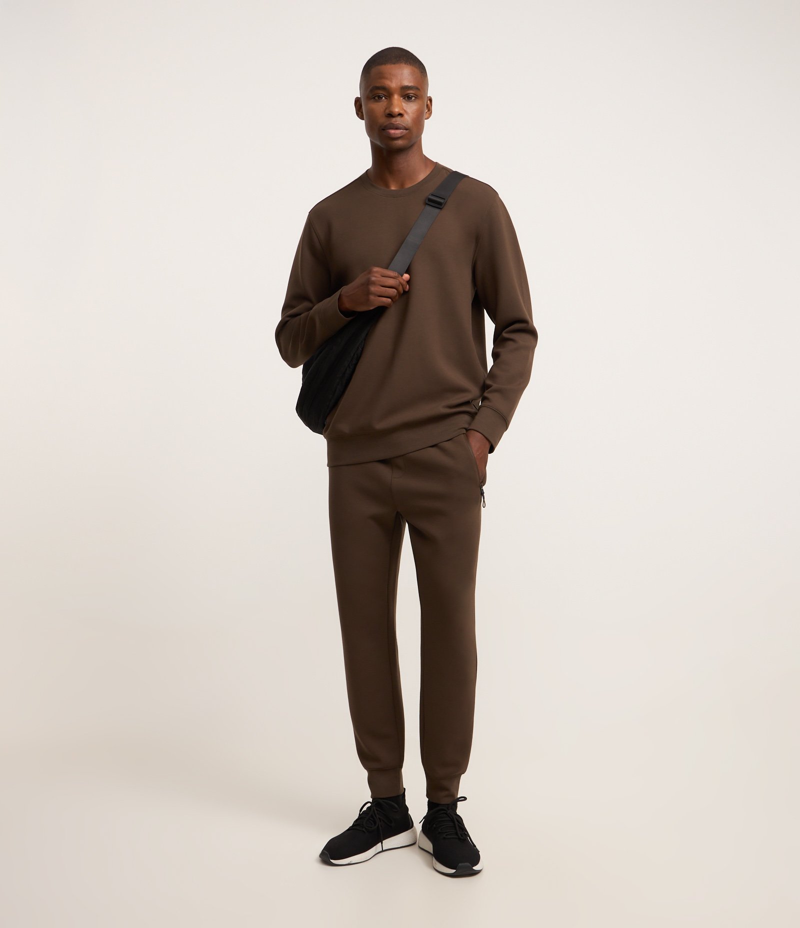 Calça Jogger Esportiva em Moletom Tecnológico Marrom Escuro 1