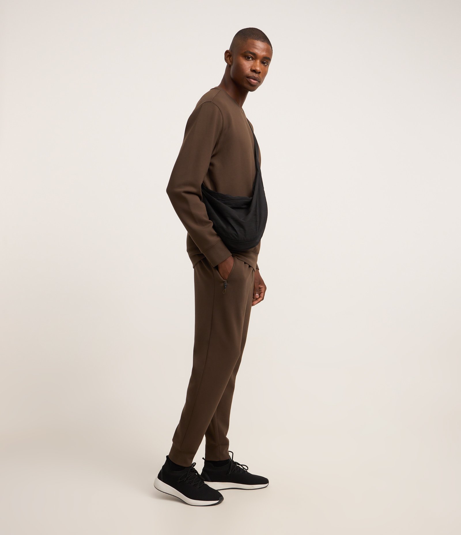 Calça Jogger Esportiva em Moletom Tecnológico Marrom Escuro 4