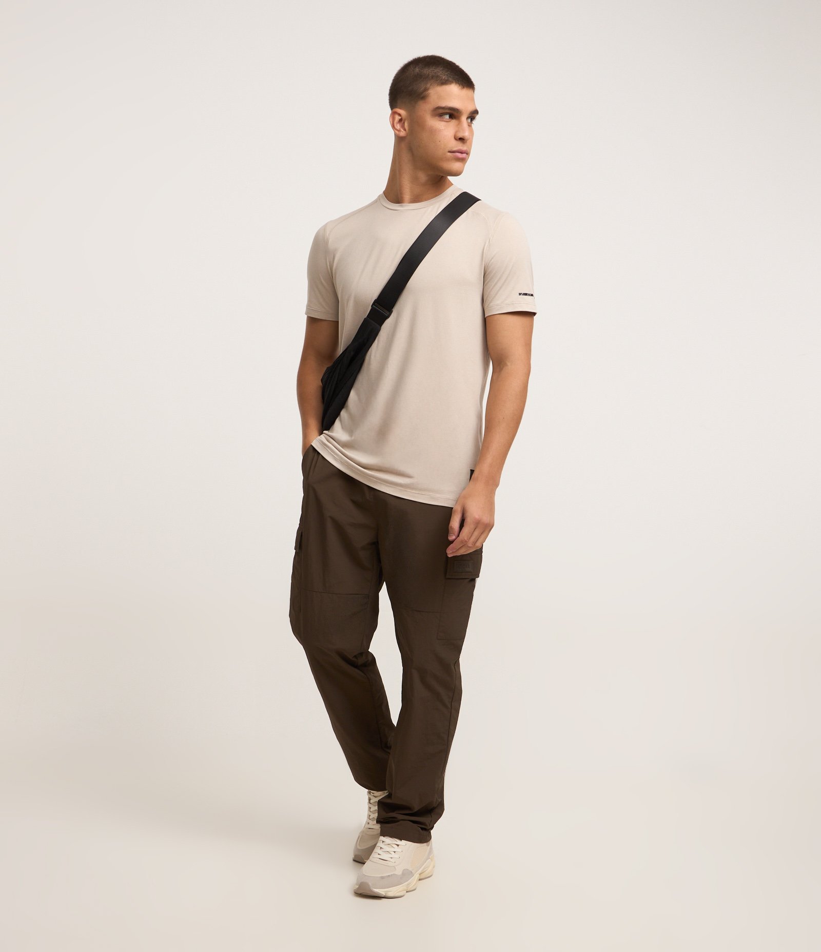 Calça Esportiva em Poliamida com Bolso Cargo Marrom 1