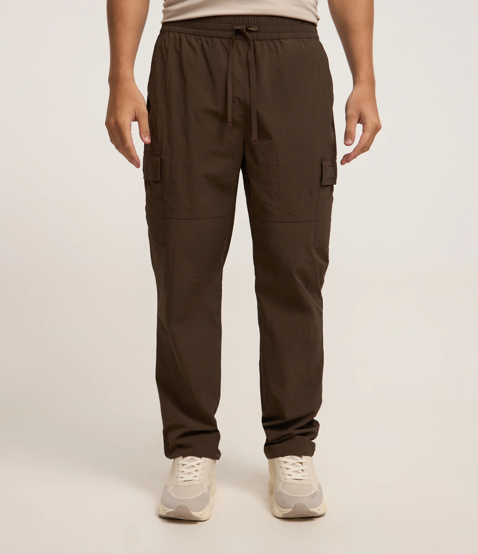 Calça Esportiva em Poliamida com Bolso Cargo Marrom 2