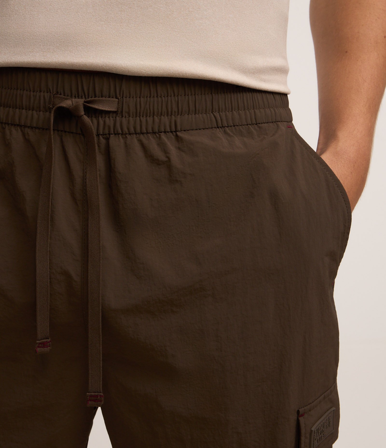 Calça Esportiva em Poliamida com Bolso Cargo Marrom 4