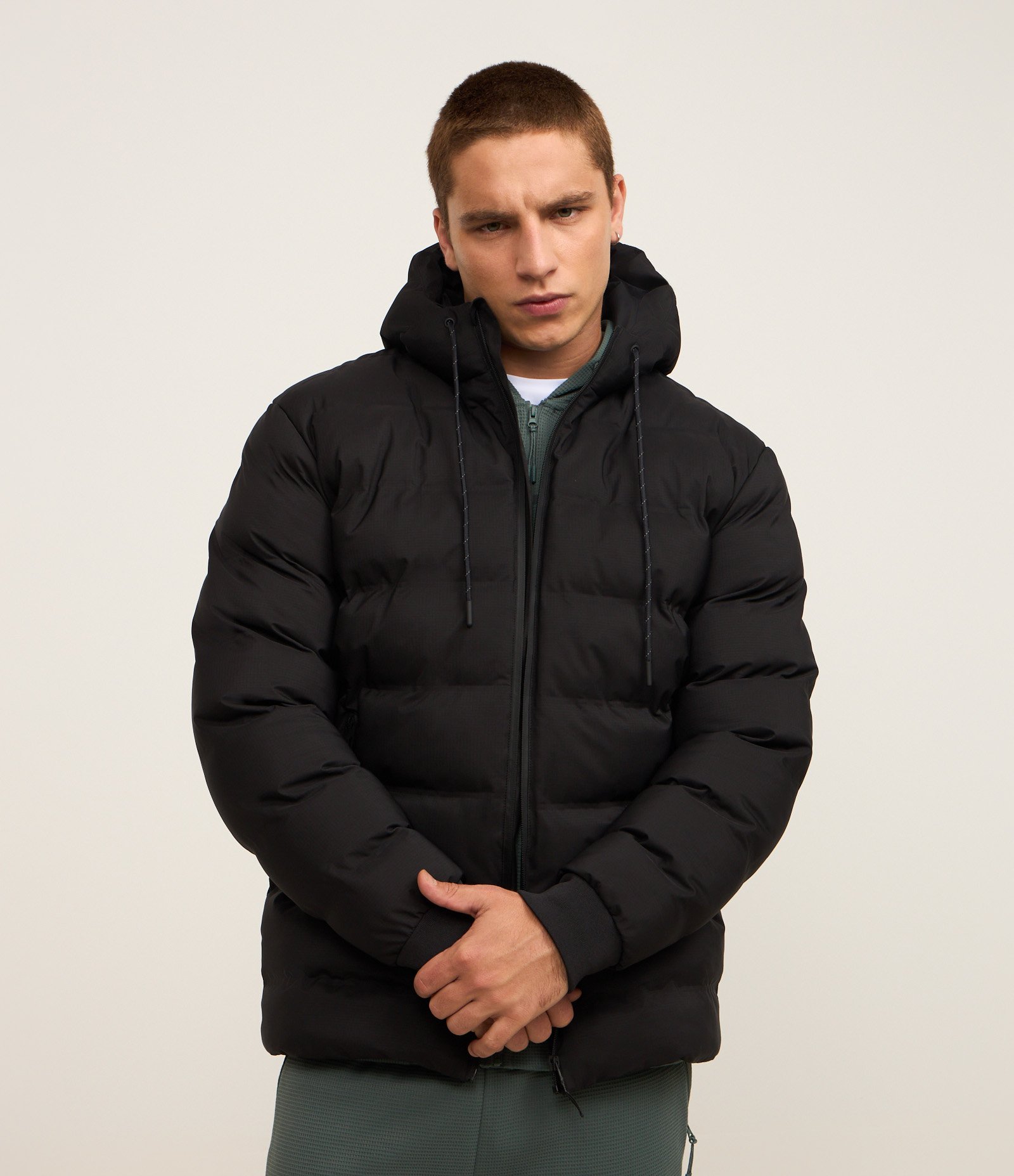 Jaqueta Puffer Esportiva sem Costura com Capuz Preto 1