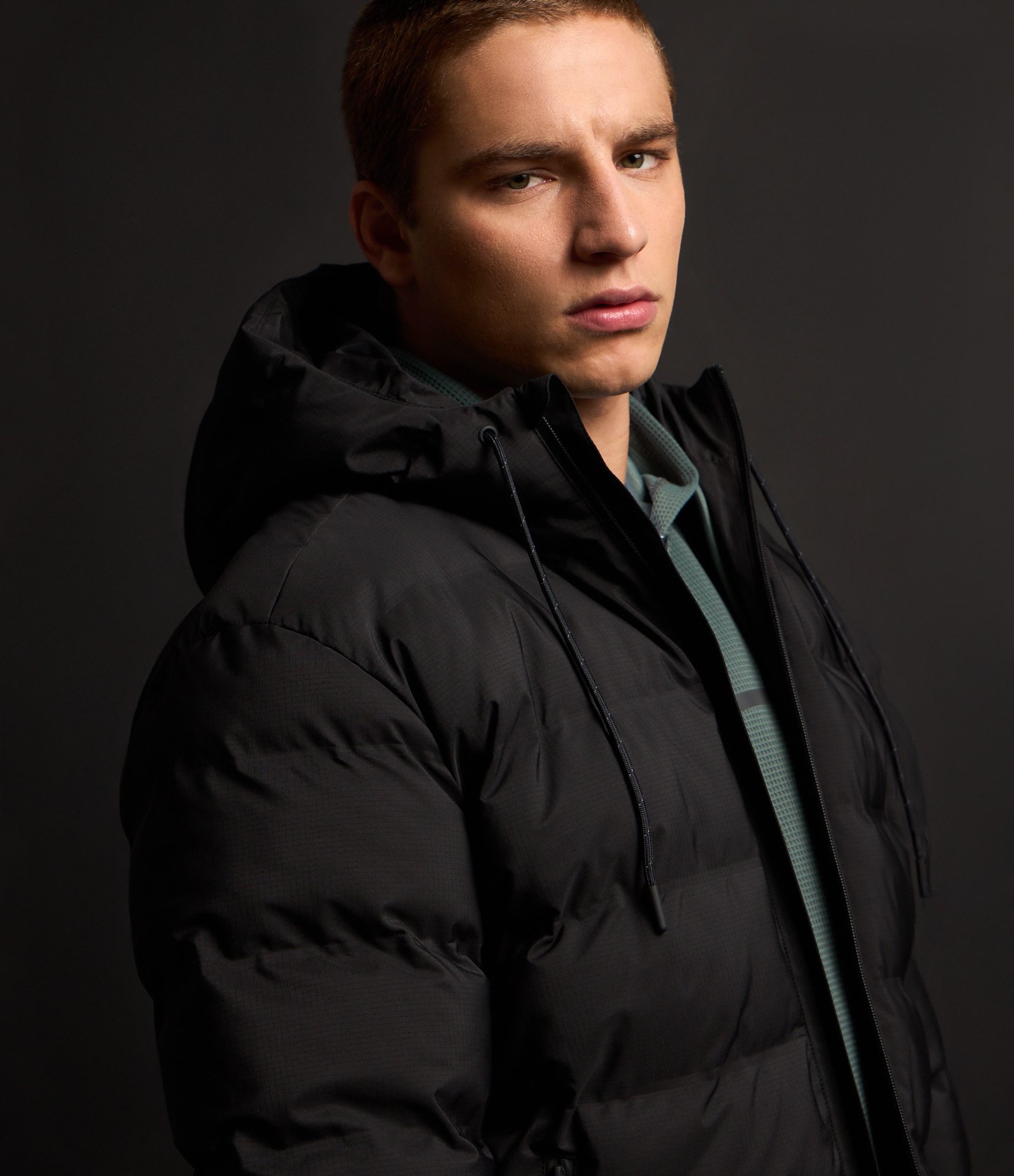 Jaqueta Puffer Esportiva sem Costura com Capuz Preto 6