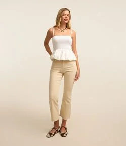 Calça Flare Cropped em Sarja com Barra Desfiada