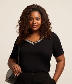 Blusa em Viscose com Decote V com Detalhes Curve & Plus Size