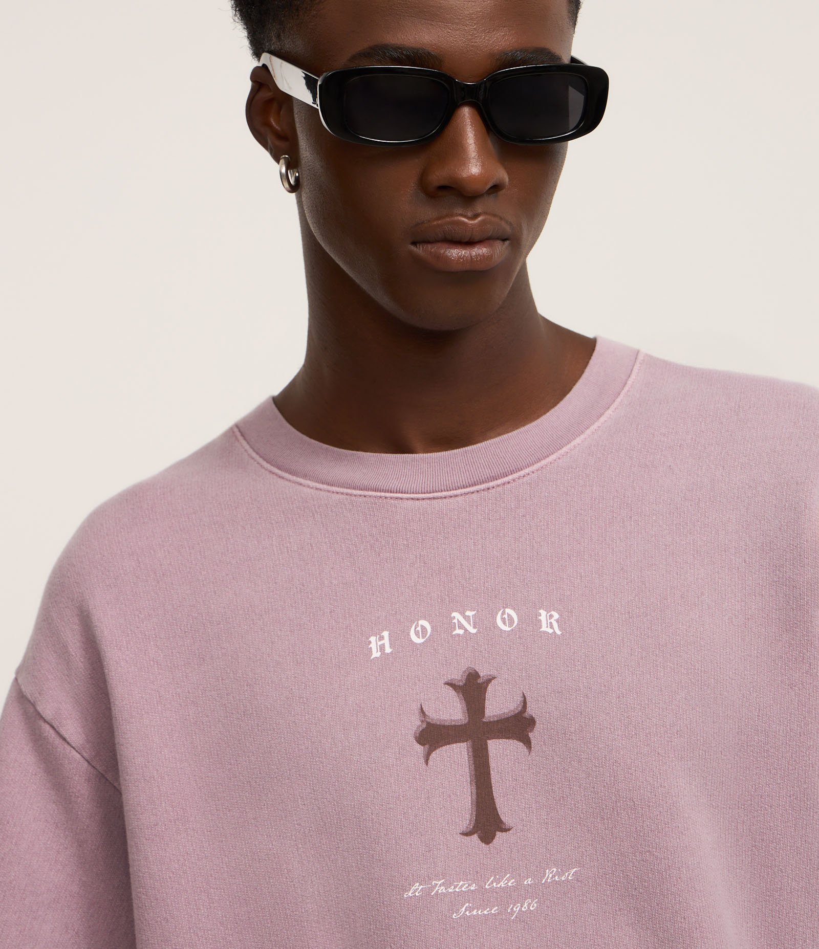 Camiseta Boxy em Moletinho com Estampa de Cruz Lilás 4