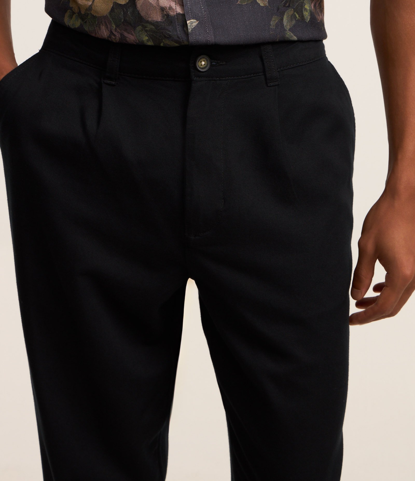 Calça em Alfaiataria com Cós Elástico Preto 4