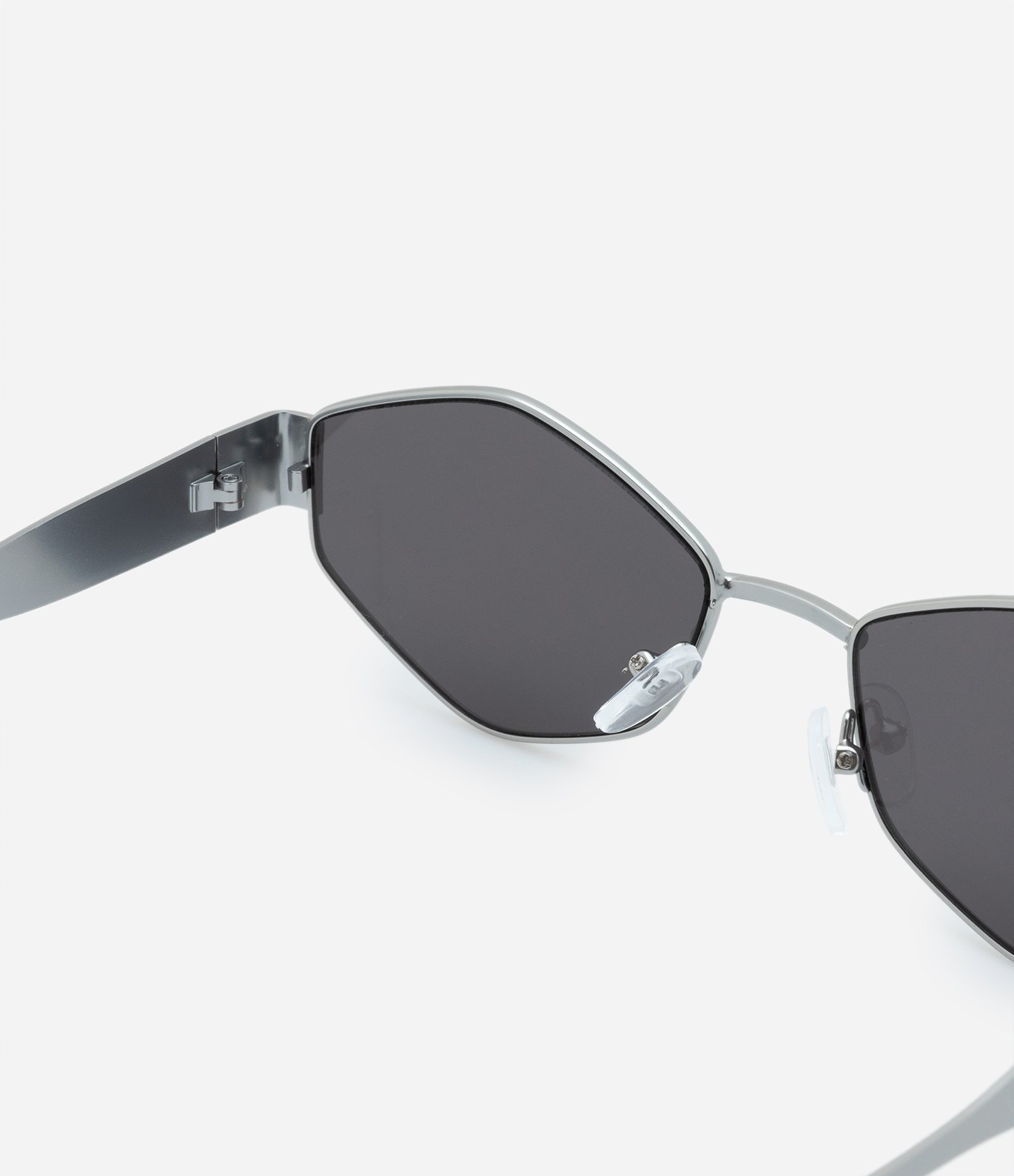 Óculos de Sol Quadrado Metalizado com Haste Larga e Lente Fumê Prata 3