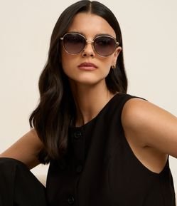 Óculos de Sol Redondo Metalizado com Detalhe Fumê Degradê