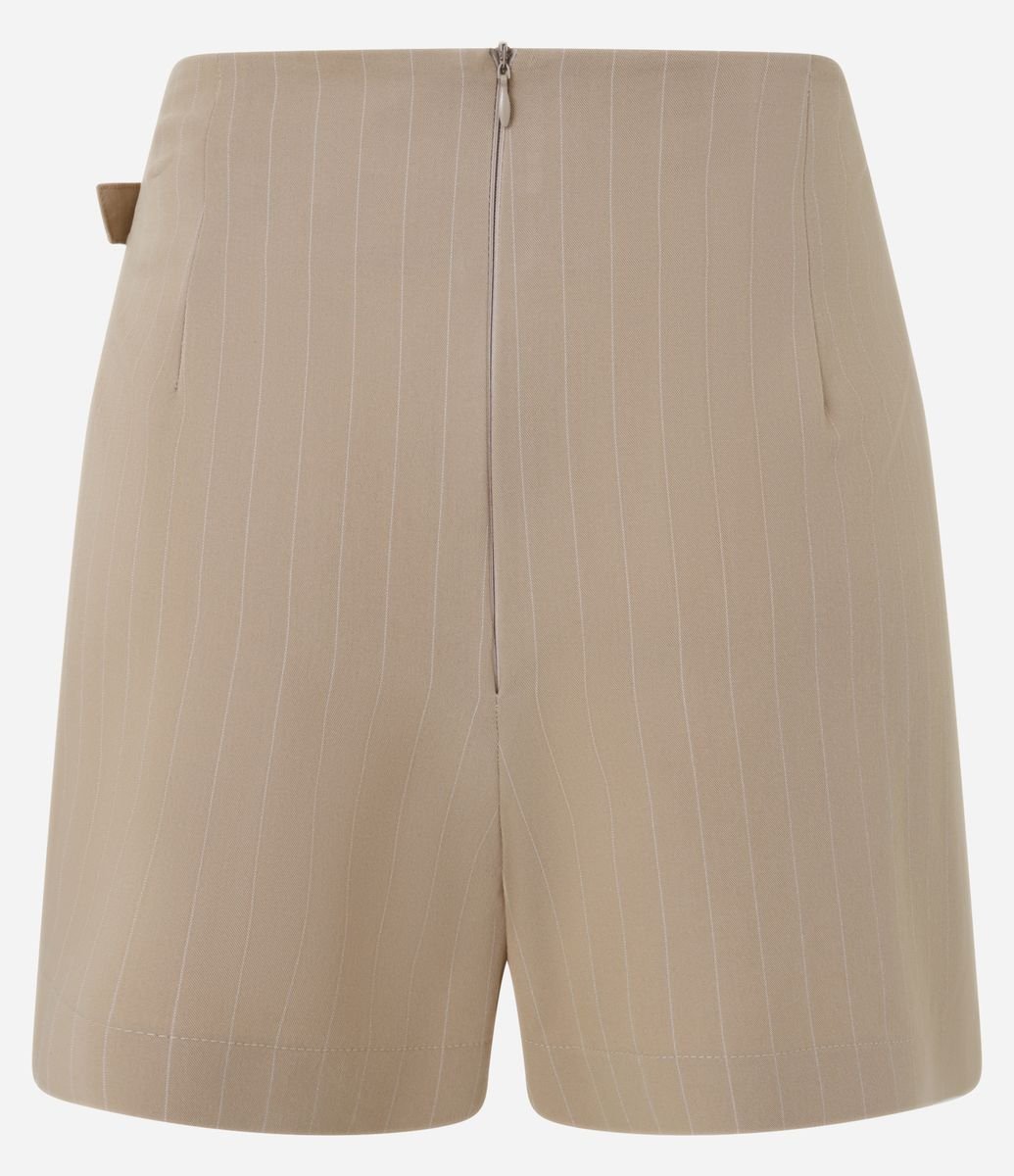 Short Saia em Poliviscose com Listras Risca de Giz e Cinto Lateral