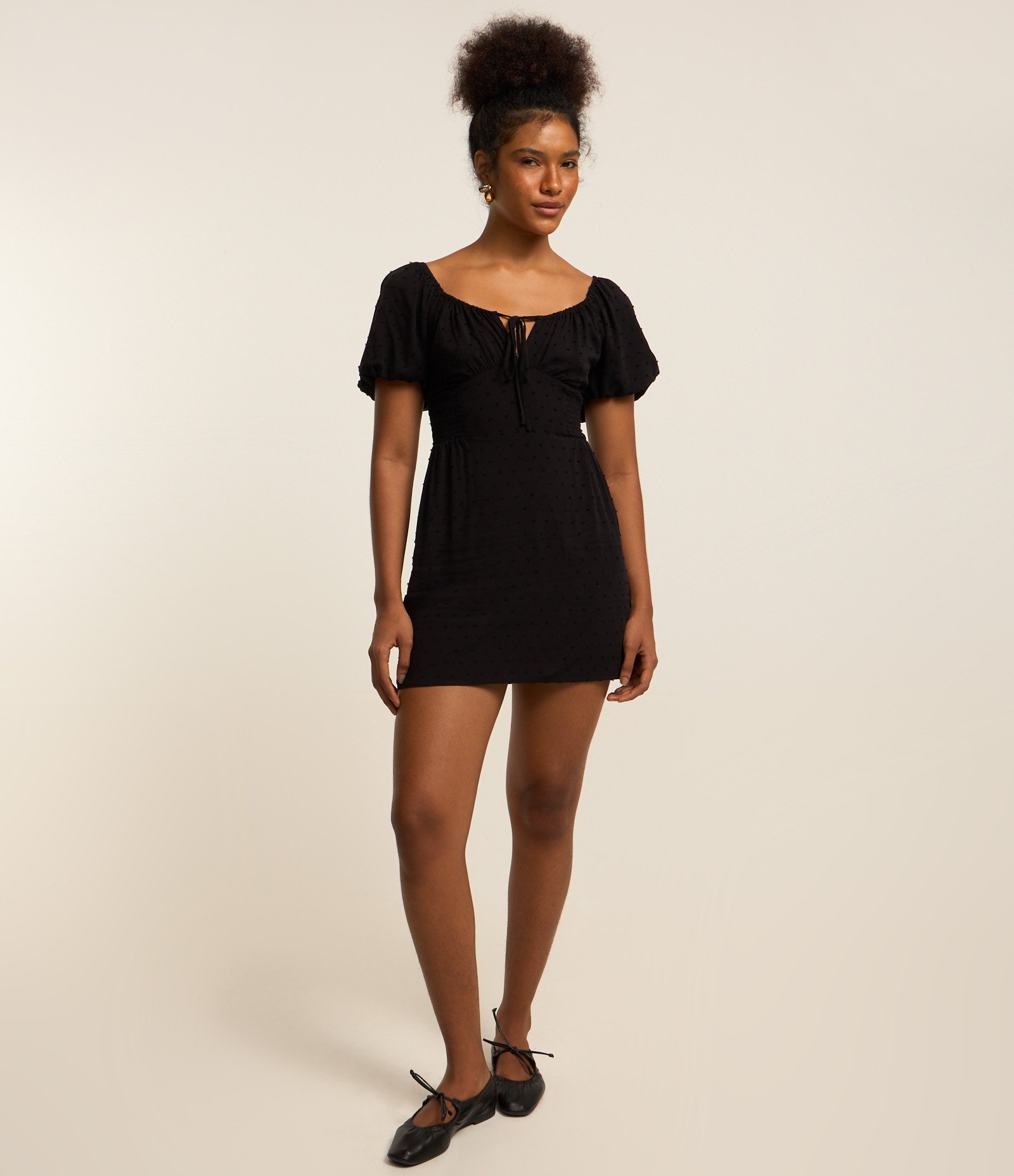 Vestido Evasê em Viscose Texturizada com Lastex e Amarração no Busto Preto 2