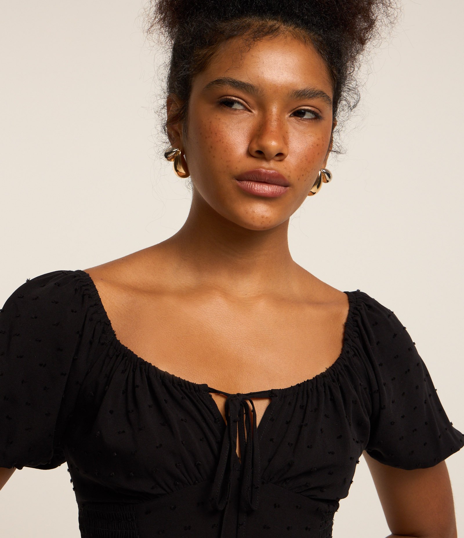 Vestido Evasê em Viscose Texturizada com Lastex e Amarração no Busto Preto 3