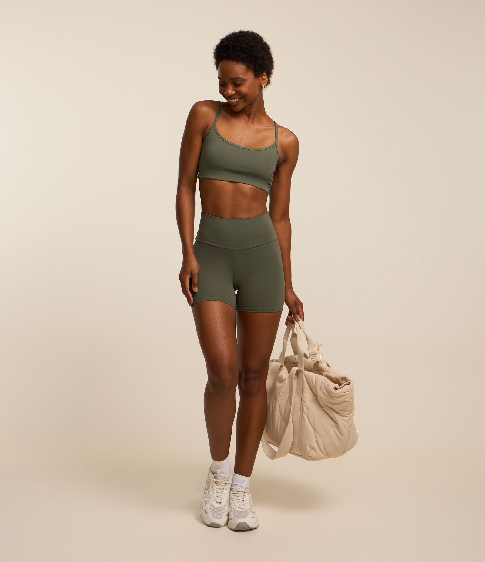 Bermuda Esportiva Lisa em Poliamida Verde 1